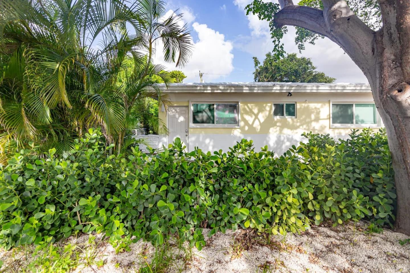 Large Stylish Studio Apartment In El Portal #3 Miami Esterno foto